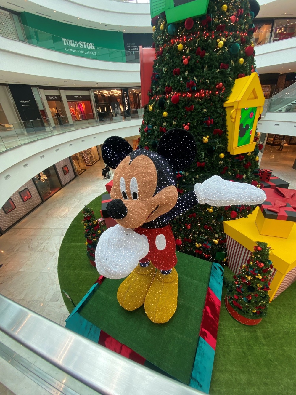 Natal Disney com Mickey e Amigos chega ao Shopping Pátio Batel em Curitiba